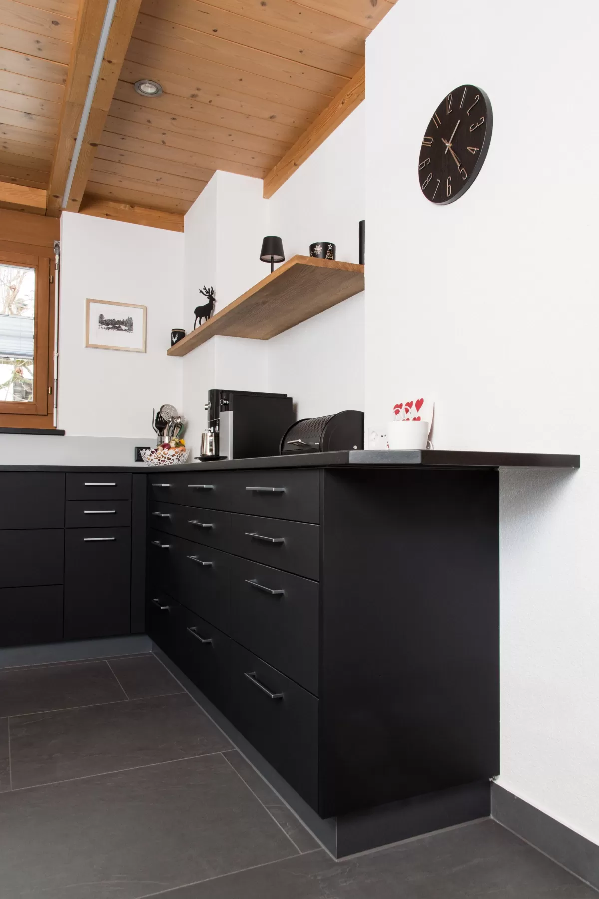 Diese massgeschneiderte Küche überzeugt durch klare Linien, eine ruhige, elegante Optik und durchdachte Details im Alltag. Von der Planung bis zur Montage wurde alles individuell auf die Bedürfnisse der Kundschaft abgestimmt.  Ein besonderes Highlight ist der Quooker: kochendes Wasser direkt aus dem Hahn – praktisch, sicher und zeitsparend.  Wir bedanken uns herzlich für das entgegengebrachte Vertrauen und wünschen viel Freude mit der neuen Küche.