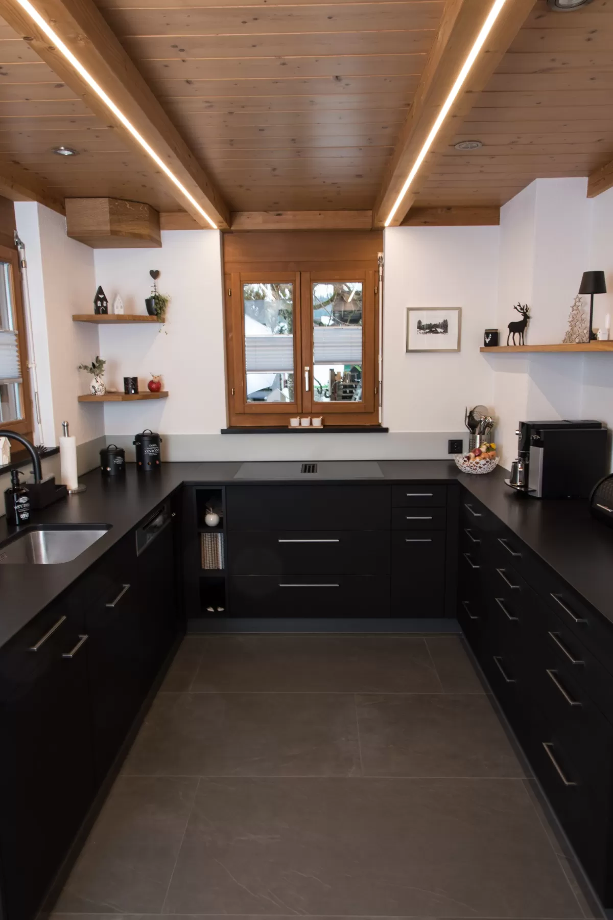 Diese massgeschneiderte Küche überzeugt durch klare Linien, eine ruhige, elegante Optik und durchdachte Details im Alltag. Von der Planung bis zur Montage wurde alles individuell auf die Bedürfnisse der Kundschaft abgestimmt.  Ein besonderes Highlight ist der Quooker: kochendes Wasser direkt aus dem Hahn – praktisch, sicher und zeitsparend.  Wir bedanken uns herzlich für das entgegengebrachte Vertrauen und wünschen viel Freude mit der neuen Küche.