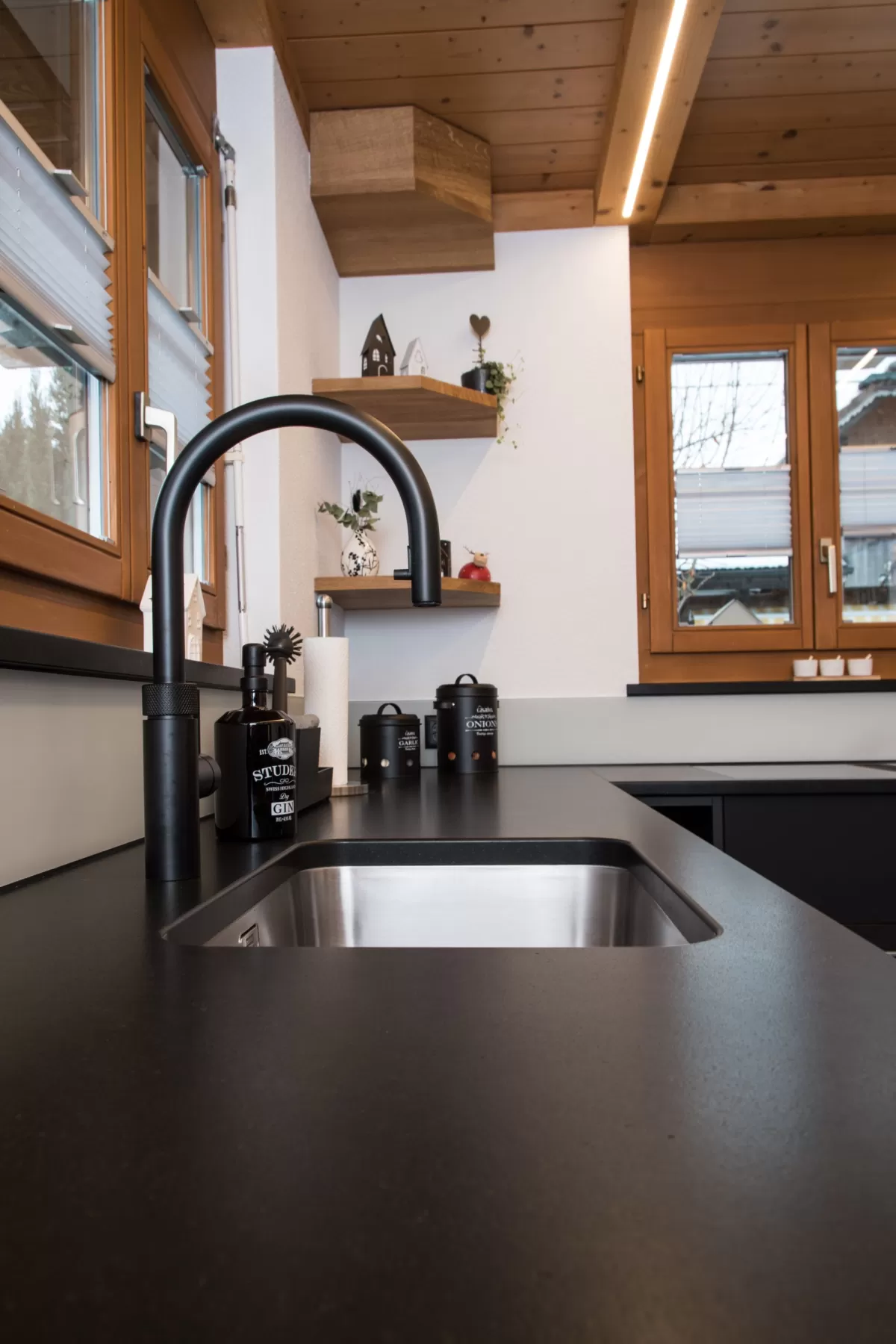 Diese massgeschneiderte Küche überzeugt durch klare Linien, eine ruhige, elegante Optik und durchdachte Details im Alltag. Von der Planung bis zur Montage wurde alles individuell auf die Bedürfnisse der Kundschaft abgestimmt.  Ein besonderes Highlight ist der Quooker: kochendes Wasser direkt aus dem Hahn – praktisch, sicher und zeitsparend.  Wir bedanken uns herzlich für das entgegengebrachte Vertrauen und wünschen viel Freude mit der neuen Küche.