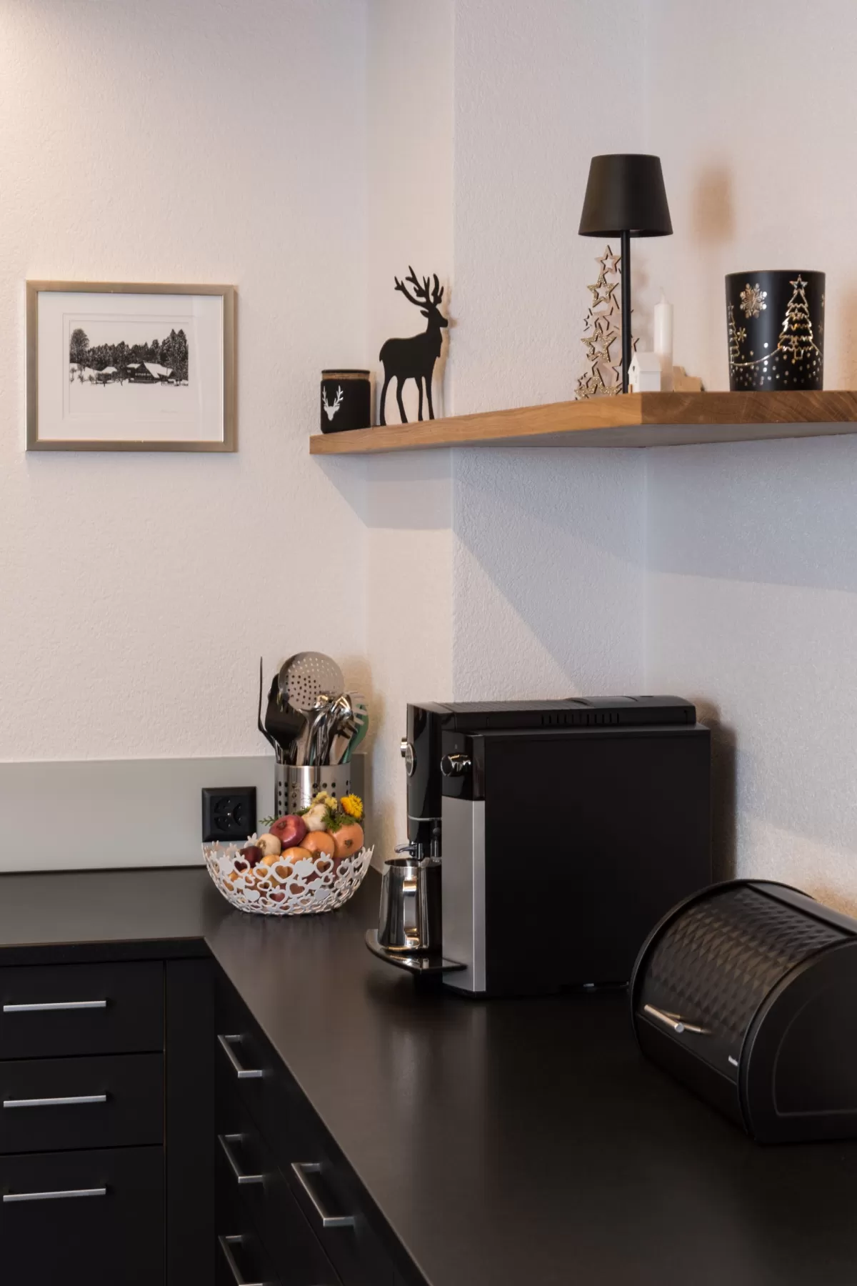 Diese massgeschneiderte Küche überzeugt durch klare Linien, eine ruhige, elegante Optik und durchdachte Details im Alltag. Von der Planung bis zur Montage wurde alles individuell auf die Bedürfnisse der Kundschaft abgestimmt.  Ein besonderes Highlight ist der Quooker: kochendes Wasser direkt aus dem Hahn – praktisch, sicher und zeitsparend.  Wir bedanken uns herzlich für das entgegengebrachte Vertrauen und wünschen viel Freude mit der neuen Küche.