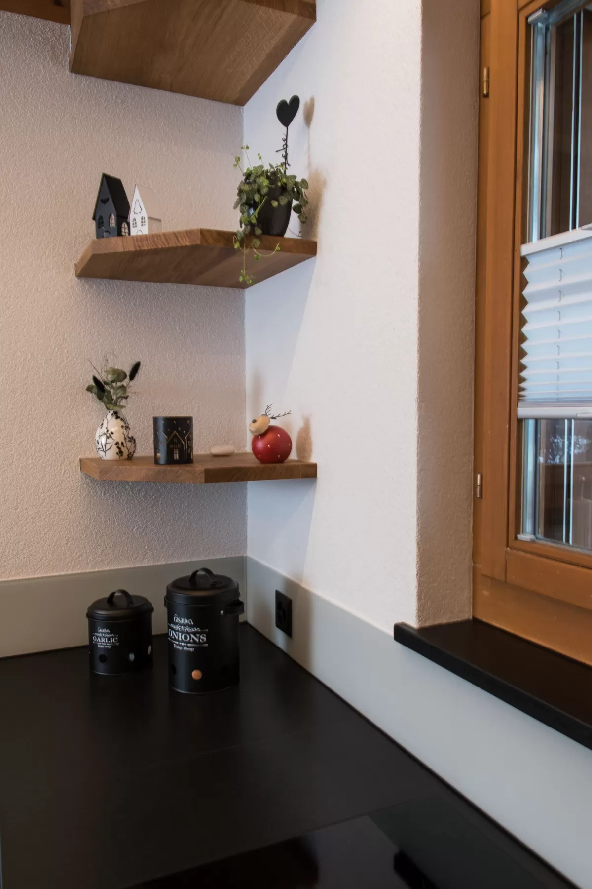 Diese massgeschneiderte Küche überzeugt durch klare Linien, eine ruhige, elegante Optik und durchdachte Details im Alltag. Von der Planung bis zur Montage wurde alles individuell auf die Bedürfnisse der Kundschaft abgestimmt.  Ein besonderes Highlight ist der Quooker: kochendes Wasser direkt aus dem Hahn – praktisch, sicher und zeitsparend.  Wir bedanken uns herzlich für das entgegengebrachte Vertrauen und wünschen viel Freude mit der neuen Küche.