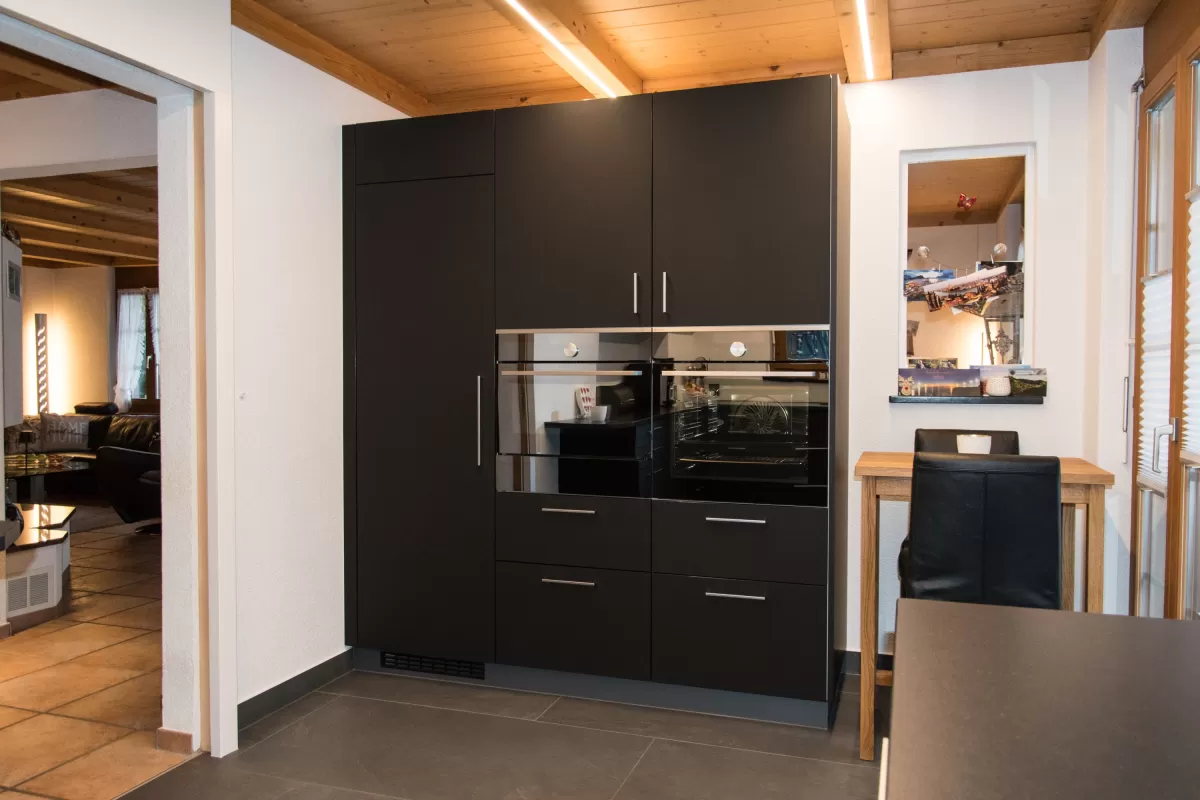 Diese massgeschneiderte Küche überzeugt durch klare Linien, eine ruhige, elegante Optik und durchdachte Details im Alltag. Von der Planung bis zur Montage wurde alles individuell auf die Bedürfnisse der Kundschaft abgestimmt.  Ein besonderes Highlight ist der Quooker: kochendes Wasser direkt aus dem Hahn – praktisch, sicher und zeitsparend.  Wir bedanken uns herzlich für das entgegengebrachte Vertrauen und wünschen viel Freude mit der neuen Küche.