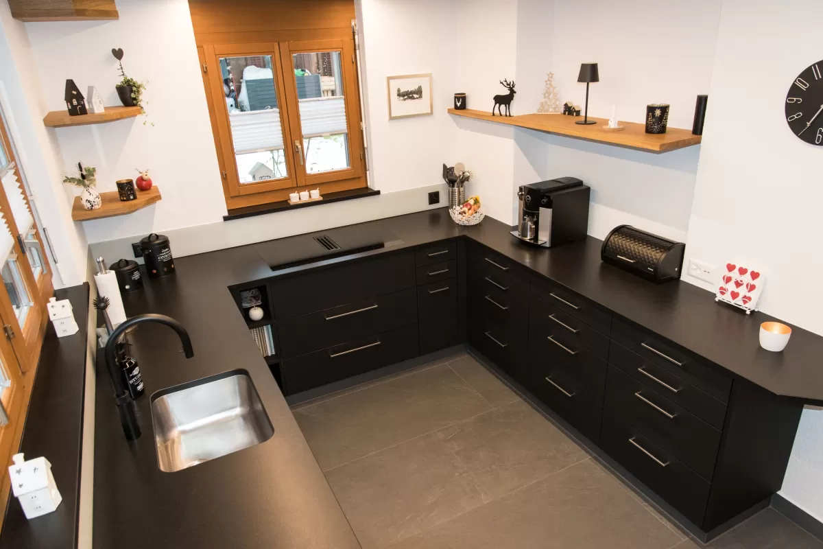 Diese massgeschneiderte Küche überzeugt durch klare Linien, eine ruhige, elegante Optik und durchdachte Details im Alltag. Von der Planung bis zur Montage wurde alles individuell auf die Bedürfnisse der Kundschaft abgestimmt.  Ein besonderes Highlight ist der Quooker: kochendes Wasser direkt aus dem Hahn – praktisch, sicher und zeitsparend.  Wir bedanken uns herzlich für das entgegengebrachte Vertrauen und wünschen viel Freude mit der neuen Küche.