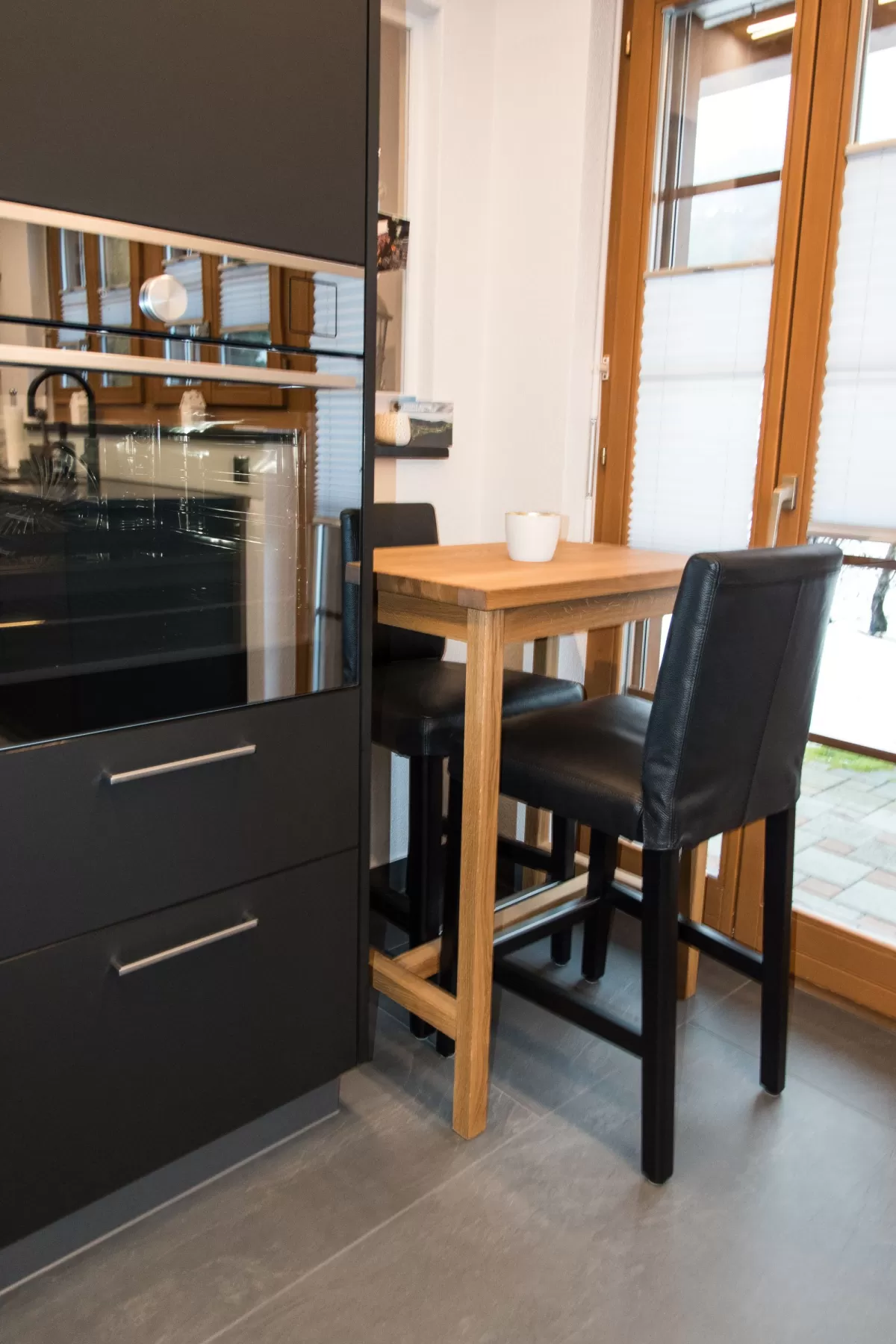 Diese massgeschneiderte Küche überzeugt durch klare Linien, eine ruhige, elegante Optik und durchdachte Details im Alltag. Von der Planung bis zur Montage wurde alles individuell auf die Bedürfnisse der Kundschaft abgestimmt.  Ein besonderes Highlight ist der Quooker: kochendes Wasser direkt aus dem Hahn – praktisch, sicher und zeitsparend.  Wir bedanken uns herzlich für das entgegengebrachte Vertrauen und wünschen viel Freude mit der neuen Küche.