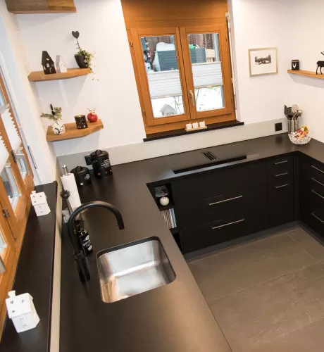 Diese massgeschneiderte Küche überzeugt durch klare Linien, eine ruhige, elegante Optik und durchdachte Details im Alltag. Von der Planung bis zur Montage wurde alles individuell auf die Bedürfnisse der Kundschaft abgestimmt.  Ein besonderes Highlight ist der Quooker: kochendes Wasser direkt aus dem Hahn – praktisch, sicher und zeitsparend.  Wir bedanken uns herzlich für das entgegengebrachte Vertrauen und wünschen viel Freude mit der neuen Küche.