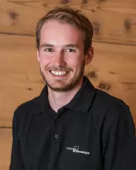 Jan Bucher aus Hasle LU ist gelernter Schreiner und Mitarbeiter von der Schreinerei Eichenberger GmbH aus Trub. Hat die Weiterbildung Avor & Planung mit einer super Note bestanden. Arbeitet bei uns als Projektleiter und ist gleichzeitig auch in der Werkstatt und auf dem Bau anzutreffen.