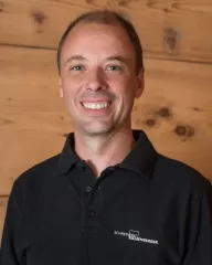 Rudolf Ramseier ist gelernter Schreiner und Arbeiten in der Schreinerei Eichenberger GmbH in Trub als Avor und Projektleiter. Rudolf wuchs in Trubschachen auf. Heute lebt er mit seiner fünfköpfigen Familie im Schangnau Emmental. Rudolf und Christian haben zusammen die Gewerbeschule in Langnau besucht und kenne sich bestens. Rudolf arbeitet bei uns 60%, die restlichen 40% arbeitet Rudolf als Werklehrer bei der Schule Trub-, Trubschachen.