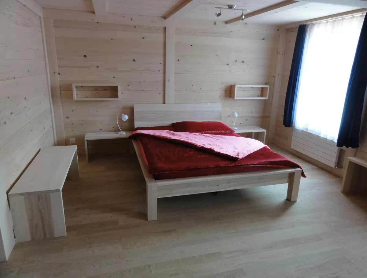 Das wunderschöne Schlafzimmer ist mit Tannenholz umgeben und einem Sägerohboden. Hier entfalten sich einzigarte Düfte die zum gesunden Wohnen beiträgt. Das Holz für den Umbau und das Bett stammt alles aus unserem Dorf, Regionalität steht hier im Vordergrund.