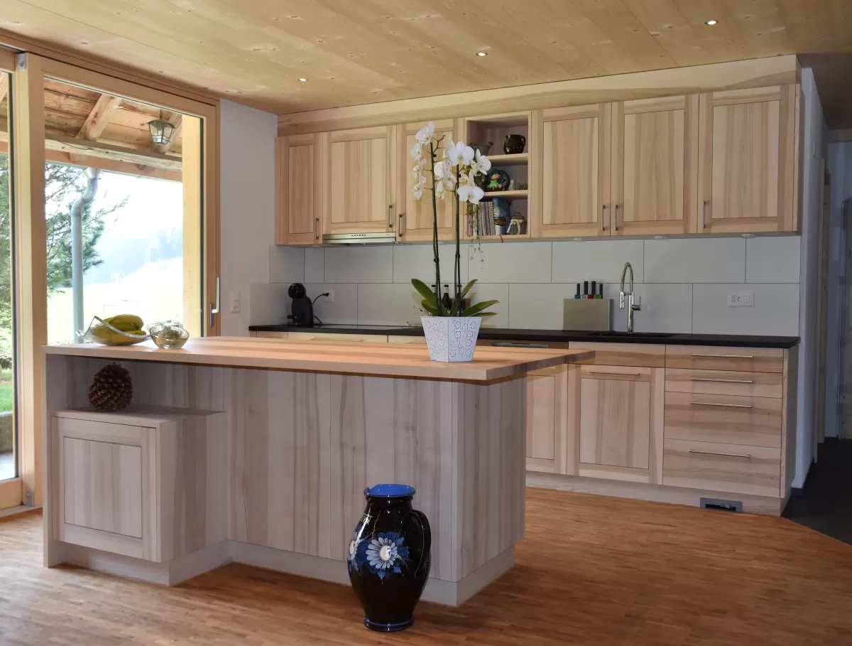 Küche mit gestemmten Fronten aus einheimischem Wald. Die Bauherrschaft hat sich gewünscht das das Holz aus der Region stammt. Eschen, Buche, Tanne, Nussbaum, Fichte alles ist vorhanden in unserer Region.