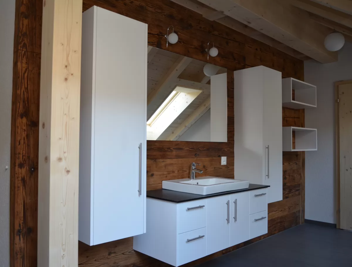 Badezimmer mit alt und neu vereint. Die Altholzwand bleibt bestehend. Das wunderschöne Unterbaumöbel im Bad und die Seitlichen Schränke passen perfekt in hellblauer Farbe zum Badezimmer.