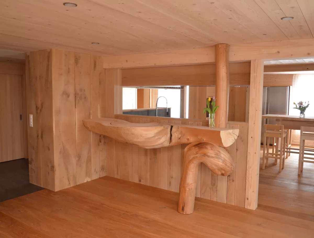 Die neu sanierte Wohnung wurde mit einem speziellen Holz Accessoire dekoriert. Dieses spezielle Holzstamm wurde aus dem eigenen Wald geschlagen. 