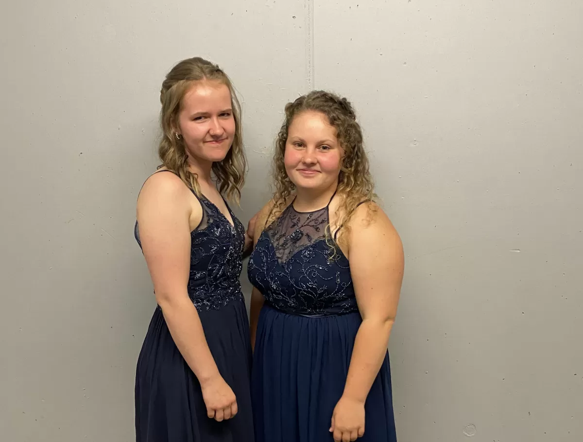 Abschlussfeier von Severine Moser und Sarah Schöpfer in Langnau im Emmental im Tigersaal. Lehrabschlussprüfung EFZ Schreinerin. Severin holte die Note 5.5 und Sarah die Note 5.0 wir sind stolz auf euch. Schreinerei Eichenberger Trub