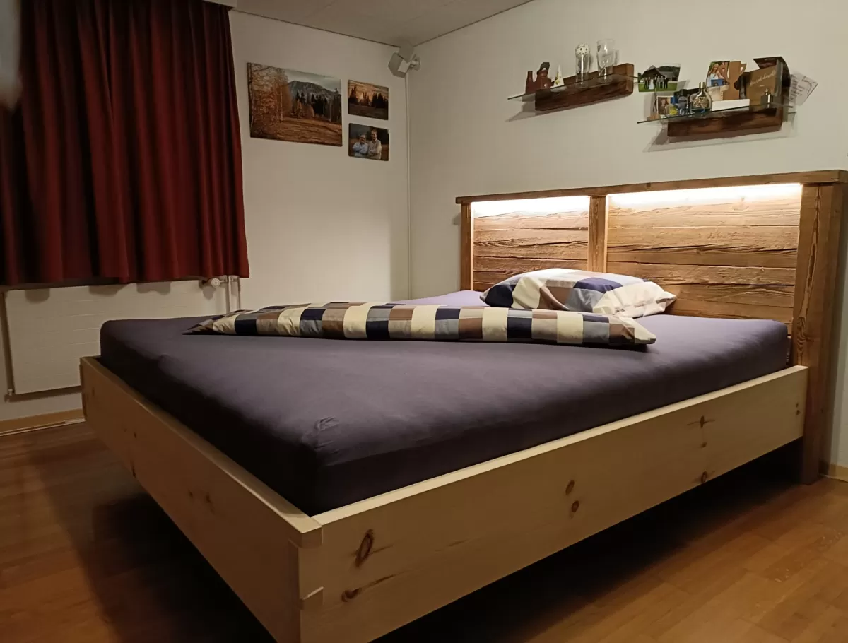 Bett aus Arvenholz mit einer BICO Hilding Anders Matratze Clima Luxe medium