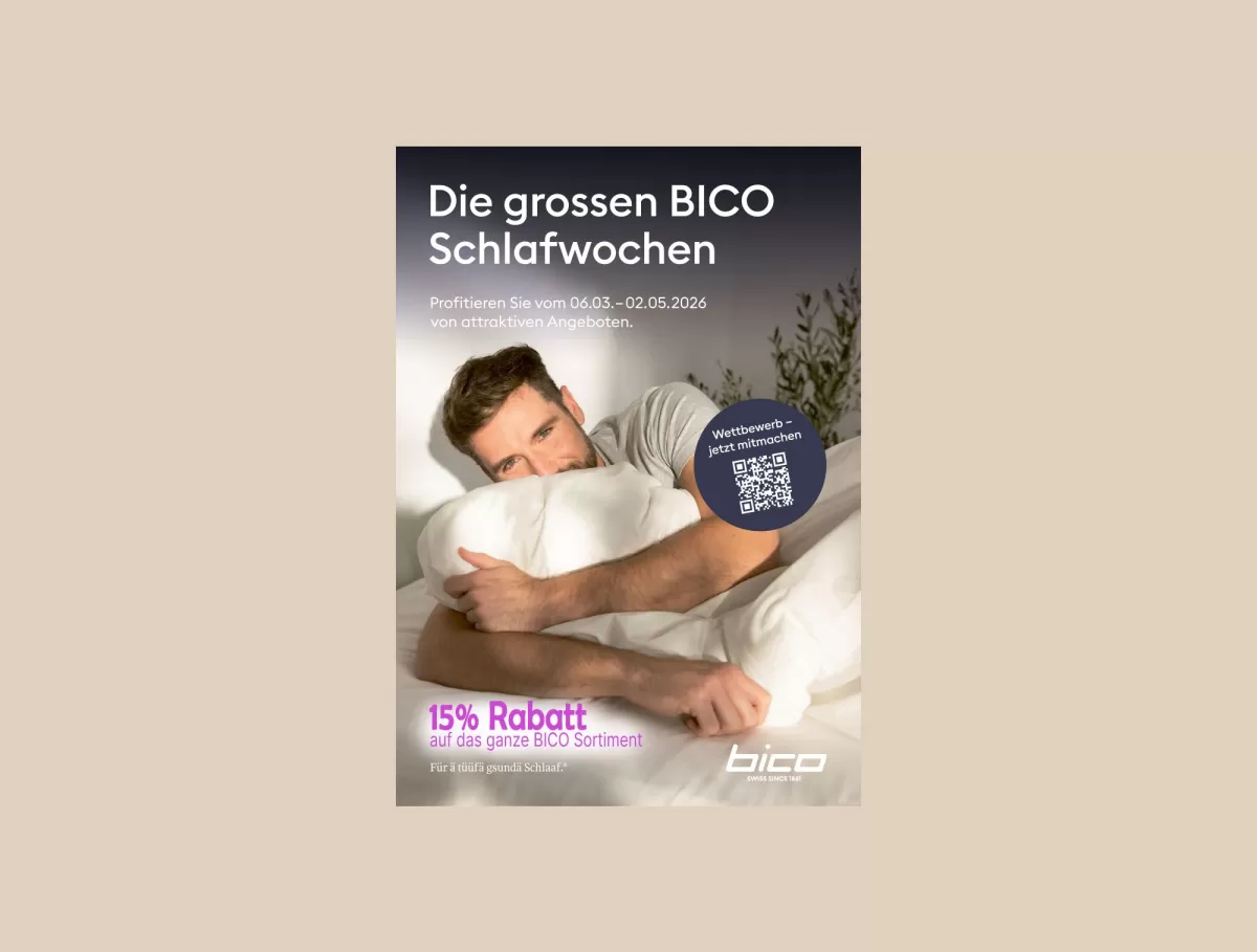 Werbeplakat der BICO Schlafwochen mit einem Mann, der entspannt im Bett liegt und ein Kissen umarmt. Die Aktion läuft vom 6. März bis 2. Mai 2026 und bietet 15 % Rabatt auf das gesamte BICO Sortiment. Zusätzlich wird ein Wettbewerb mit QR-Code beworben.