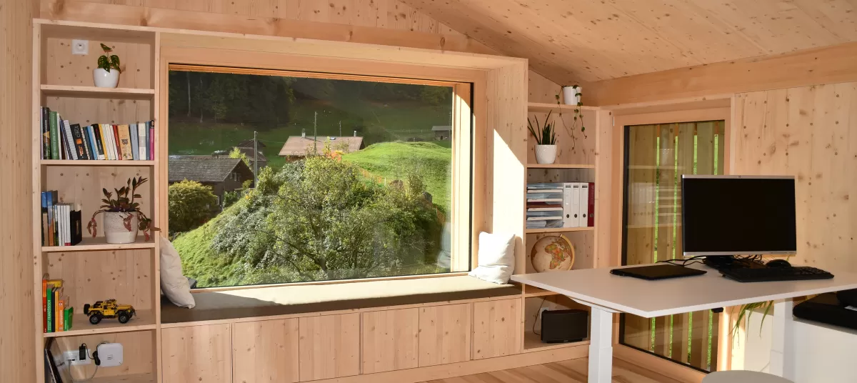 Bei diesem Homeoffice Büro ist es so einfach zu arbeiten oder auch sich abzulenken mit dem aussergewöhnlichen Ausblick und der wunderschönen Sitzecke