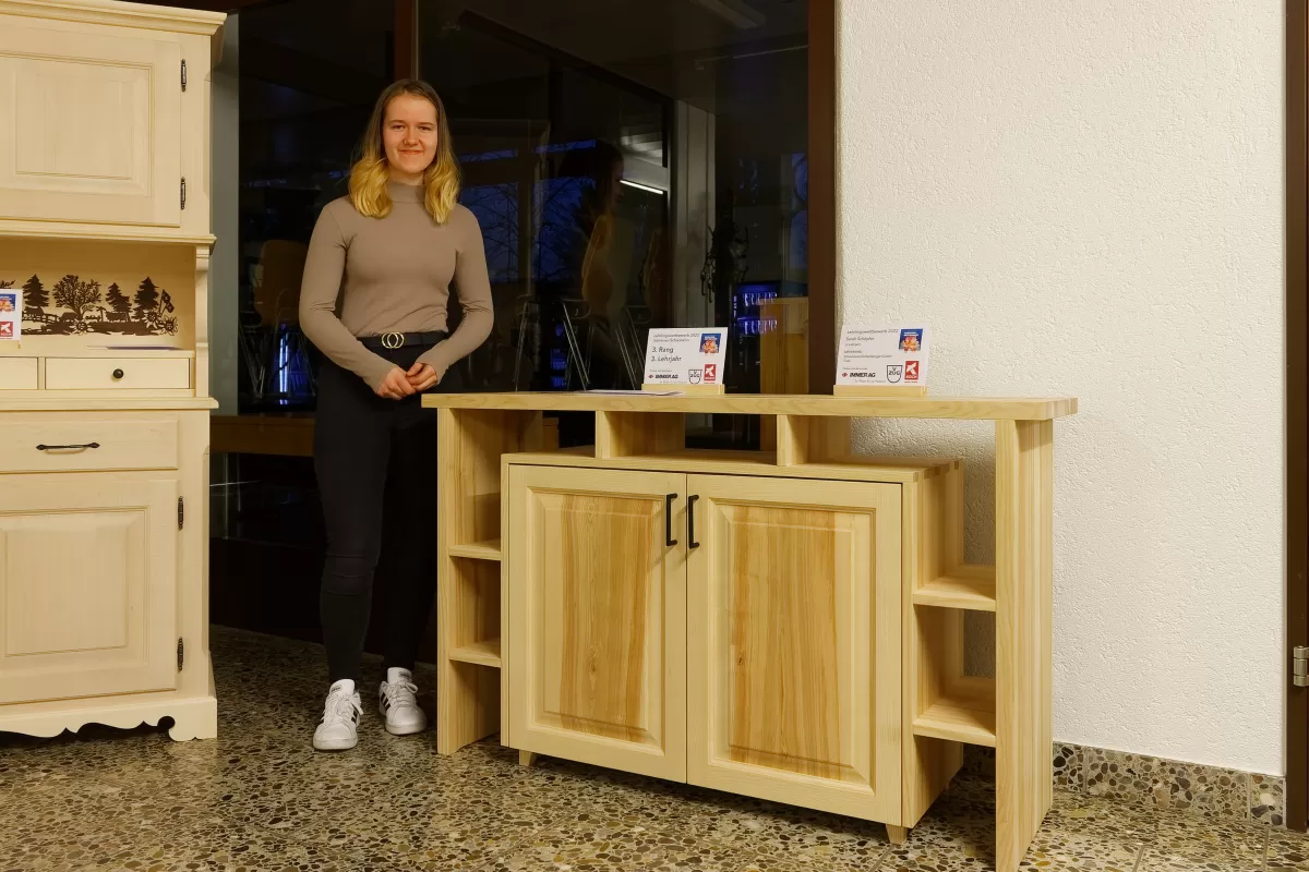 Lehrlingsschreiner Wettbewerbsmöbel von Severine und Sarah. Ein Bauernbuffet und ein Fernsehmöbel