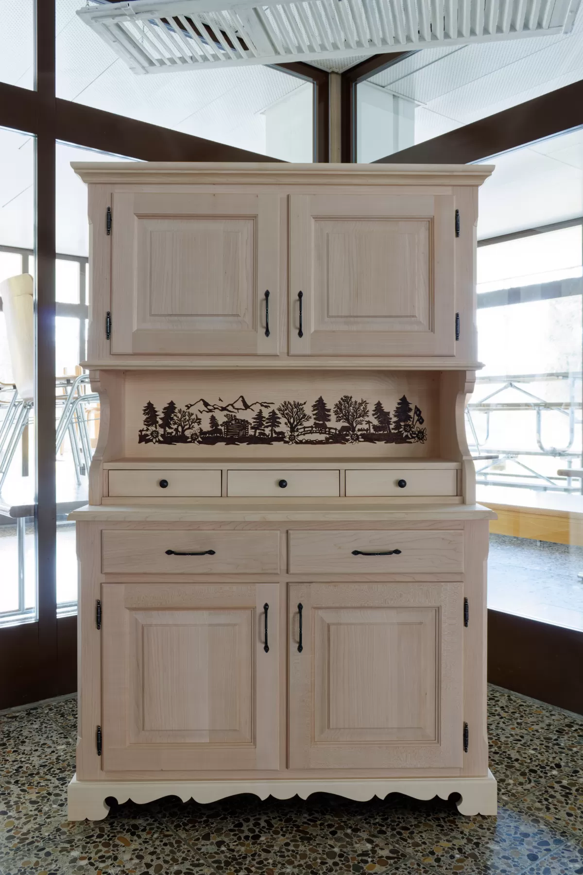 Lehrlingsschreiner Wettbewerbsmöbel von Severine und Sarah. Ein Bauernbuffet und ein Fernsehmöbel