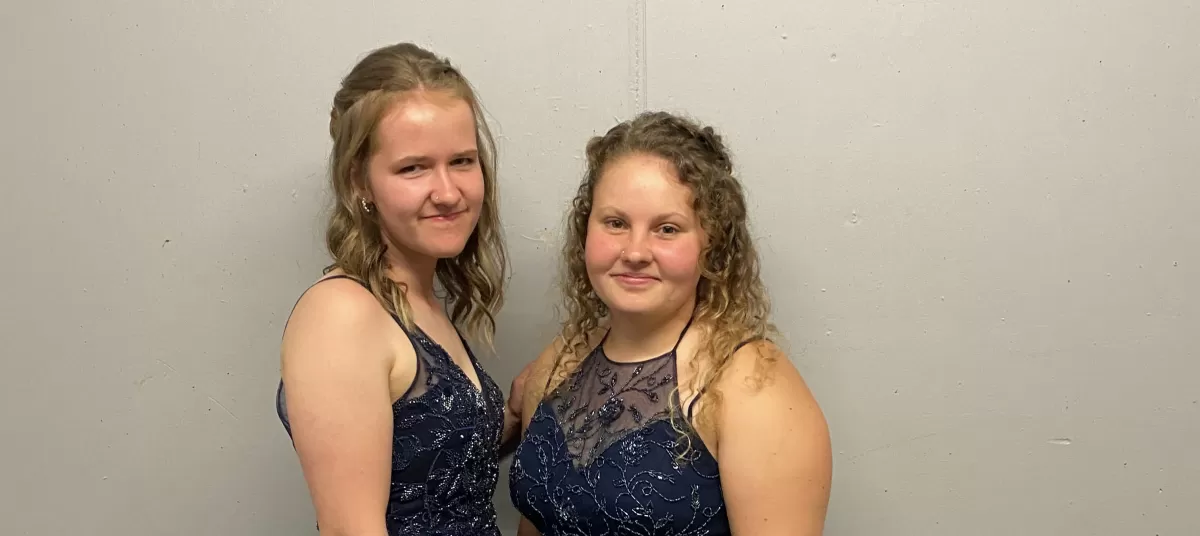 Abschlussfeier von Severine Moser und Sarah Schöpfer in Langnau im Emmental im Tigersaal. Lehrabschlussprüfung EFZ Schreinerin. Severin holte die Note 5.5 und Sarah die Note 5.0 wir sind stolz auf euch. Schreinerei Eichenberger Trub