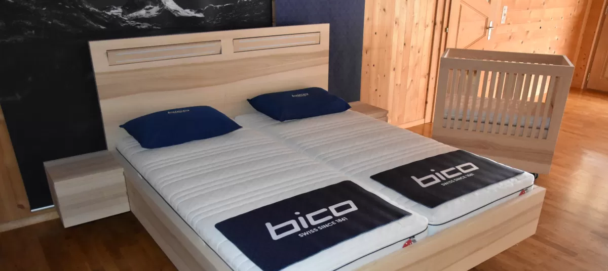 BICO Matratze und Bett in der Schlafausstellung bei der Schreinere Eichenberger in Trub. Wir sind offizieller BICO-Partner und führen eine grosse Auswahl an Schweizer Produkten in unserem Showroom.   Gerne beraten wir Sie in unserer Ausstellung.