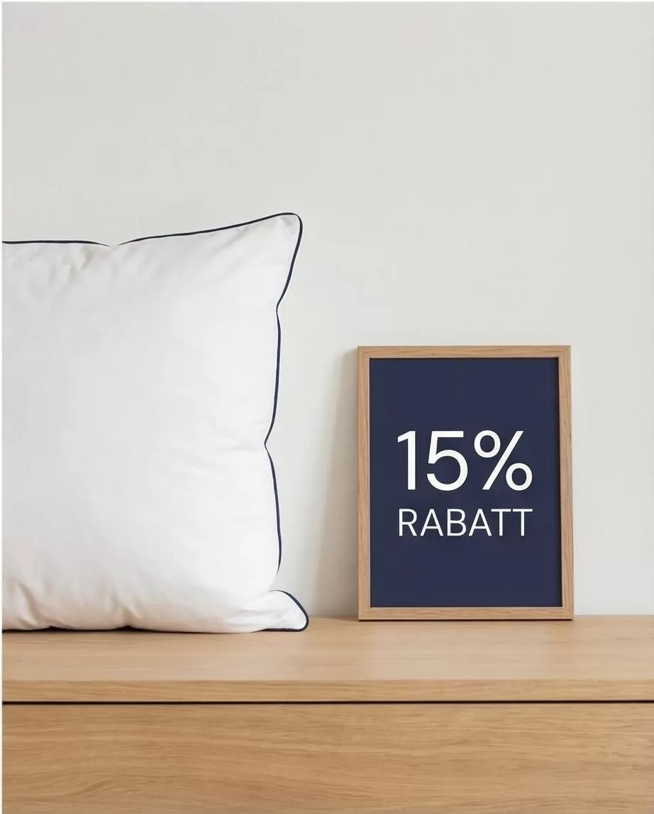 Werbeplakat der BICO Schlafwochen mit einem Mann, der entspannt im Bett liegt und ein Kissen umarmt. Die Aktion läuft vom 6. März bis 2. Mai 2026 und bietet 15 % Rabatt auf das gesamte BICO Sortiment. Zusätzlich wird ein Wettbewerb mit QR-Code beworben.