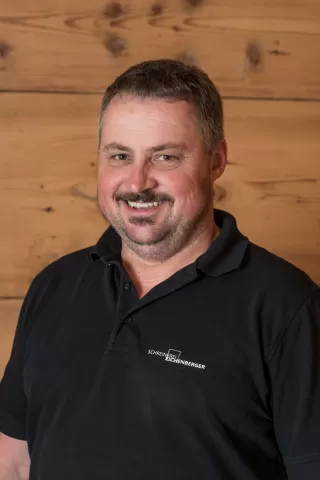 Rudolf Wermuth aus Langnau im Emmental arbeitet 100% als Schreiner bei der Schreinerei Eichenberger GmbH. Rudolf ist ein langjähriger Mitarbeiter. Hat auch schon vieles gesehen und kann sein Wissen gut einbringen. 