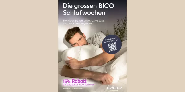 Werbeplakat der BICO Schlafwochen mit einem Mann, der entspannt im Bett liegt und ein Kissen umarmt. Die Aktion läuft vom 6. März bis 2. Mai 2026 und bietet 15 % Rabatt auf das gesamte BICO Sortiment. Zusätzlich wird ein Wettbewerb mit QR-Code beworben.