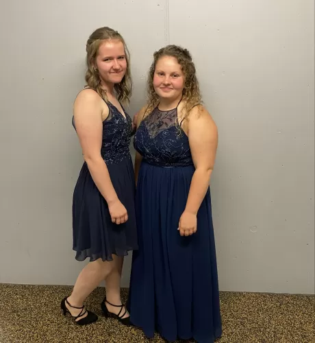 Abschlussfeier von Severine Moser und Sarah Schöpfer in Langnau im Emmental im Tigersaal. Lehrabschlussprüfung EFZ Schreinerin. Severin holte die Note 5.5 und Sarah die Note 5.0 wir sind stolz auf euch. Schreinerei Eichenberger Trub