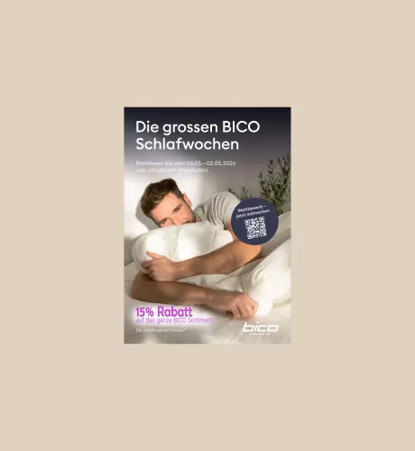 Werbeplakat der BICO Schlafwochen mit einem Mann, der entspannt im Bett liegt und ein Kissen umarmt. Die Aktion läuft vom 6. März bis 2. Mai 2026 und bietet 15 % Rabatt auf das gesamte BICO Sortiment. Zusätzlich wird ein Wettbewerb mit QR-Code beworben.