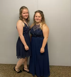 Abschlussfeier von Severine Moser und Sarah Schöpfer in Langnau im Emmental im Tigersaal. Lehrabschlussprüfung EFZ Schreinerin. Severin holte die Note 5.5 und Sarah die Note 5.0 wir sind stolz auf euch. Schreinerei Eichenberger Trub