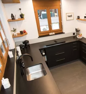 Diese massgeschneiderte Küche überzeugt durch klare Linien, eine ruhige, elegante Optik und durchdachte Details im Alltag. Von der Planung bis zur Montage wurde alles individuell auf die Bedürfnisse der Kundschaft abgestimmt.  Ein besonderes Highlight ist der Quooker: kochendes Wasser direkt aus dem Hahn – praktisch, sicher und zeitsparend.  Wir bedanken uns herzlich für das entgegengebrachte Vertrauen und wünschen viel Freude mit der neuen Küche.