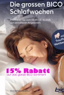 Werbebild für die „grossen BICO Schlafwochen“ mit einer schlafenden Frau in einem hellen Bett. Der Text informiert über eine Aktion vom 5. September bis 31. Oktober 2025 mit 15 % Rabatt auf das gesamte BICO-Sortiment. Zusätzlich wird ein Trauffer-Wettbewerb beworben. Unten ist das Logo der Schreinerei Eichenberger mit Kontaktangaben und das BICO-Logo zu sehen.