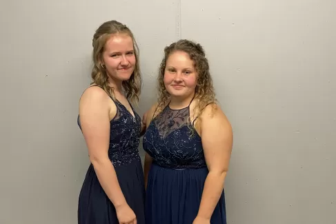 Abschlussfeier von Severine Moser und Sarah Schöpfer in Langnau im Emmental im Tigersaal. Lehrabschlussprüfung EFZ Schreinerin. Severin holte die Note 5.5 und Sarah die Note 5.0 wir sind stolz auf euch. Schreinerei Eichenberger Trub