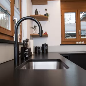 Diese massgeschneiderte Küche überzeugt durch klare Linien, eine ruhige, elegante Optik und durchdachte Details im Alltag. Von der Planung bis zur Montage wurde alles individuell auf die Bedürfnisse der Kundschaft abgestimmt.  Ein besonderes Highlight ist der Quooker: kochendes Wasser direkt aus dem Hahn – praktisch, sicher und zeitsparend.  Wir bedanken uns herzlich für das entgegengebrachte Vertrauen und wünschen viel Freude mit der neuen Küche.